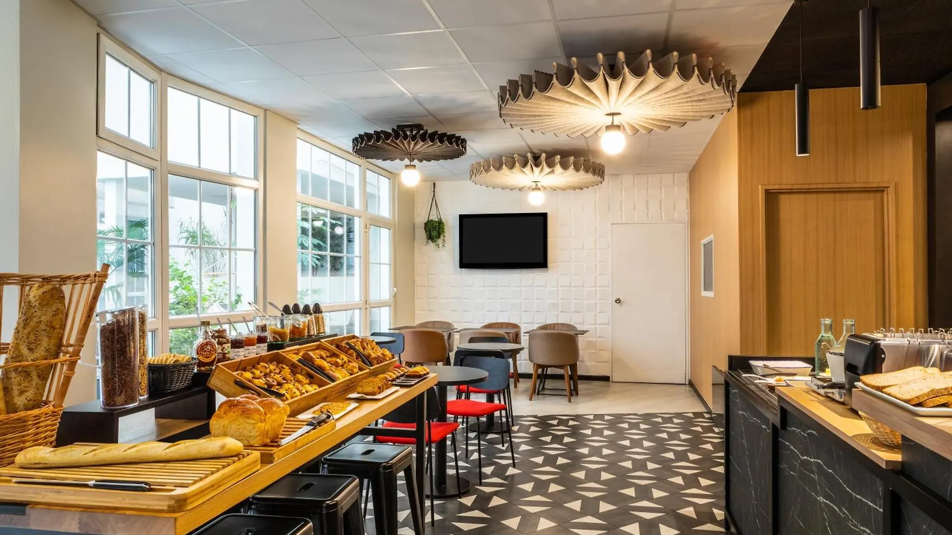 Ibis Paris Ornano Montmartre Nord 18Eme Otel