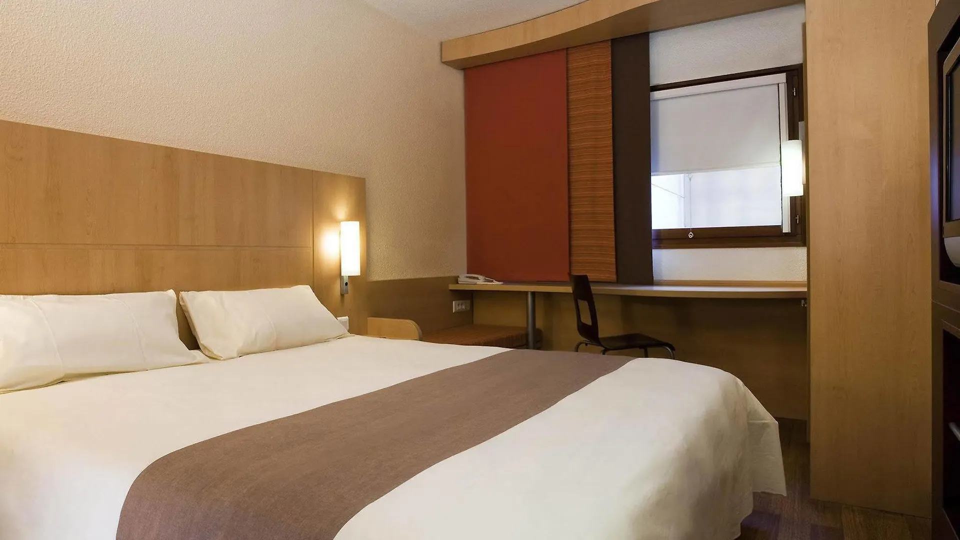 Ibis Paris Ornano Montmartre Nord 18Eme Otel