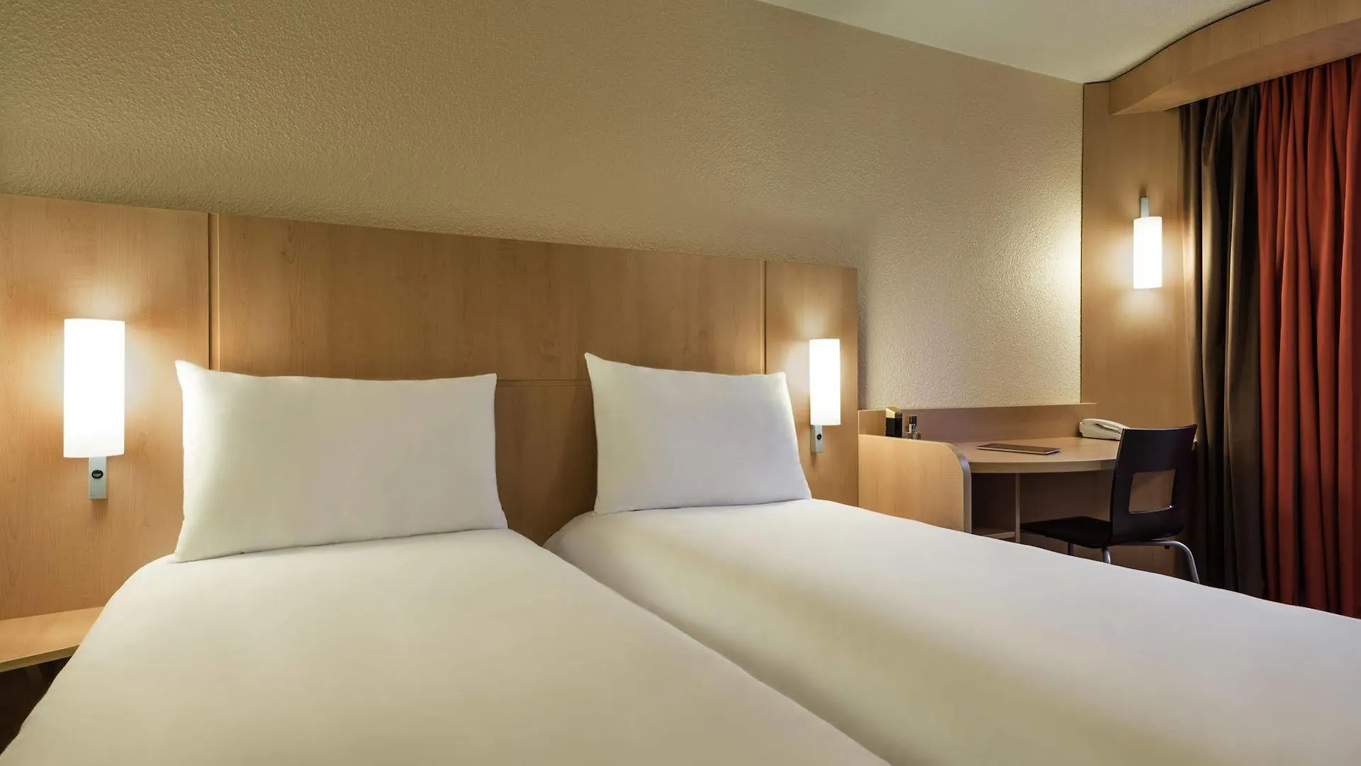 Ibis Paris Ornano Montmartre Nord 18Eme Otel